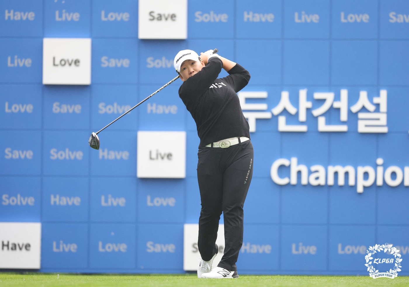 신지애가 4일 제주 서귀포 테디밸리 골프앤리조트에서 열린 '두산 위브 챔피언십' 1라운드 1번 홀에서 티샷 하고 있다. (KLPGT 제공) 2024.4.4/뉴스1