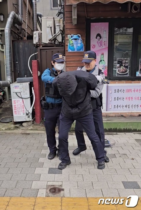 3일 경기 성남중원경찰서가 4·10 총선을 앞두고 선거 유세 방해 상황을 가정한 현장대응훈련(FTX)을 진행하고 있다. (성남중원경찰서 제공)