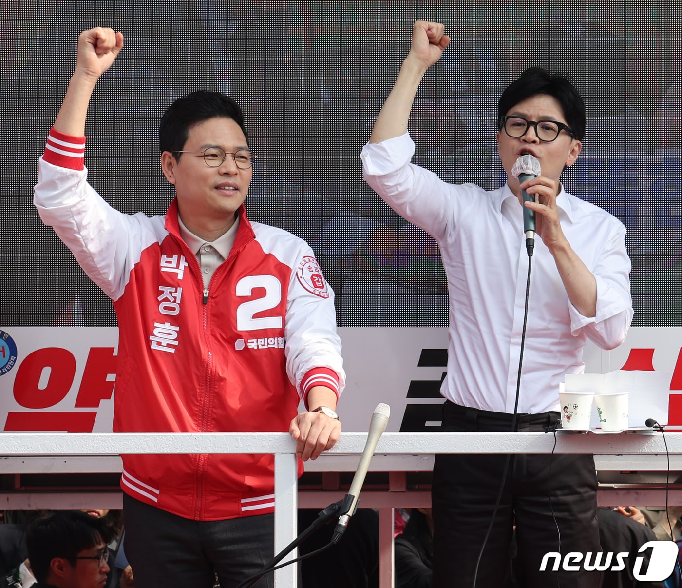 한동훈 국민의힘 총괄선대위원장이 2024년 4월 4일 서울 송파구 송파여성문화회관 인근에서 박정훈 송파구갑, 배현진 송파구을 후보 지지 유세를 하고 있다. 2024.4.4/뉴스1 ⓒ News1 송원영 기자