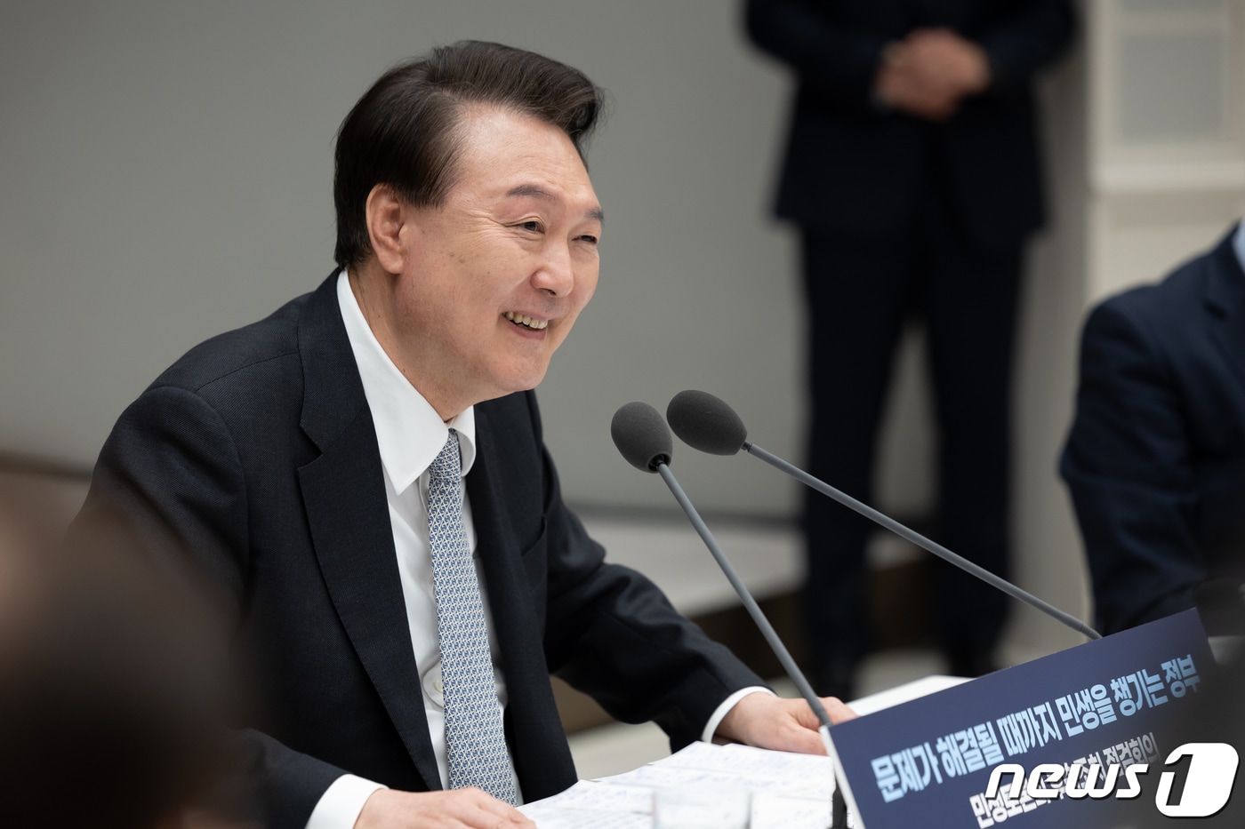 윤석열 대통령이 4일 오전 용산 대통령실에서 경제분야 민생토론회 후속조치 점검회의를 주재하고 있다. (대통령실 제공) 2024.4.4/뉴스1 ⓒ News1 안은나 기자