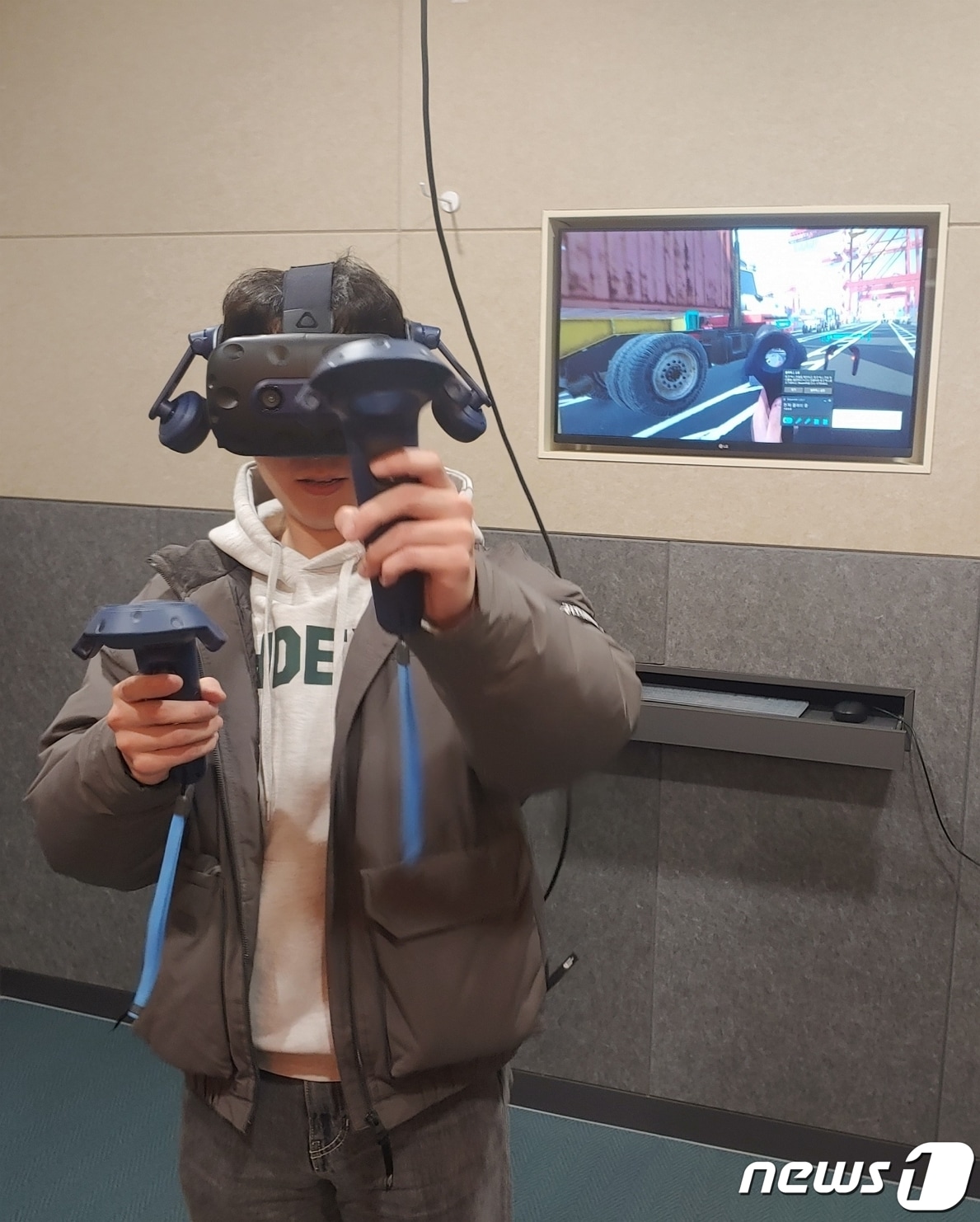 가상현실에서 안전체험 교육 중인 근로자(BPA 제공)