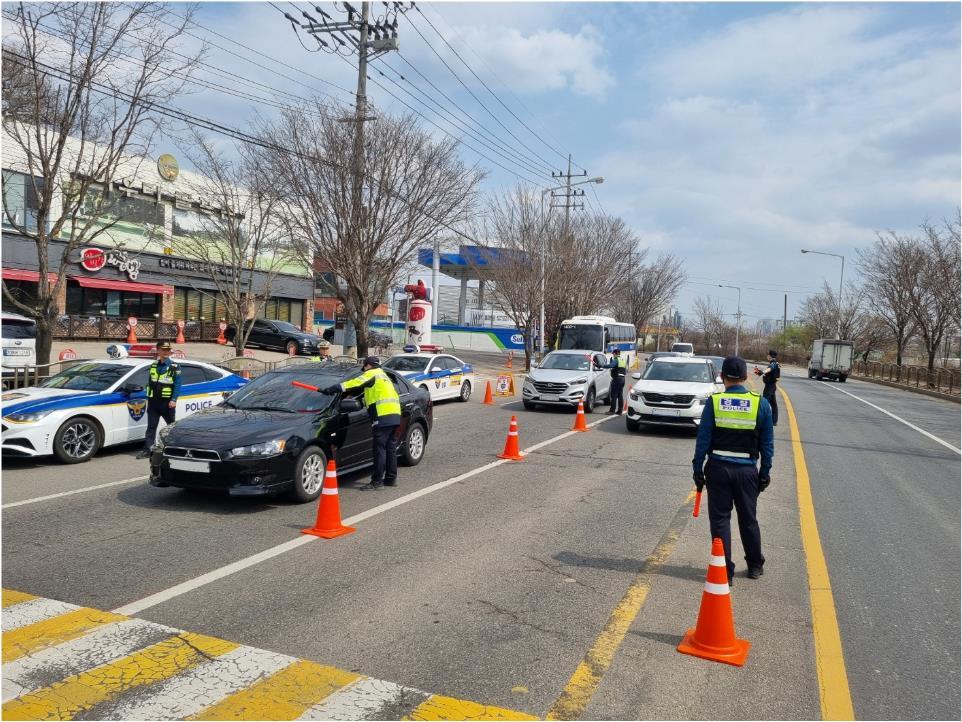 경기 고양시 일산서구에서 음주단속 하는 경찰(경기북부경찰청 제공)/뉴스1