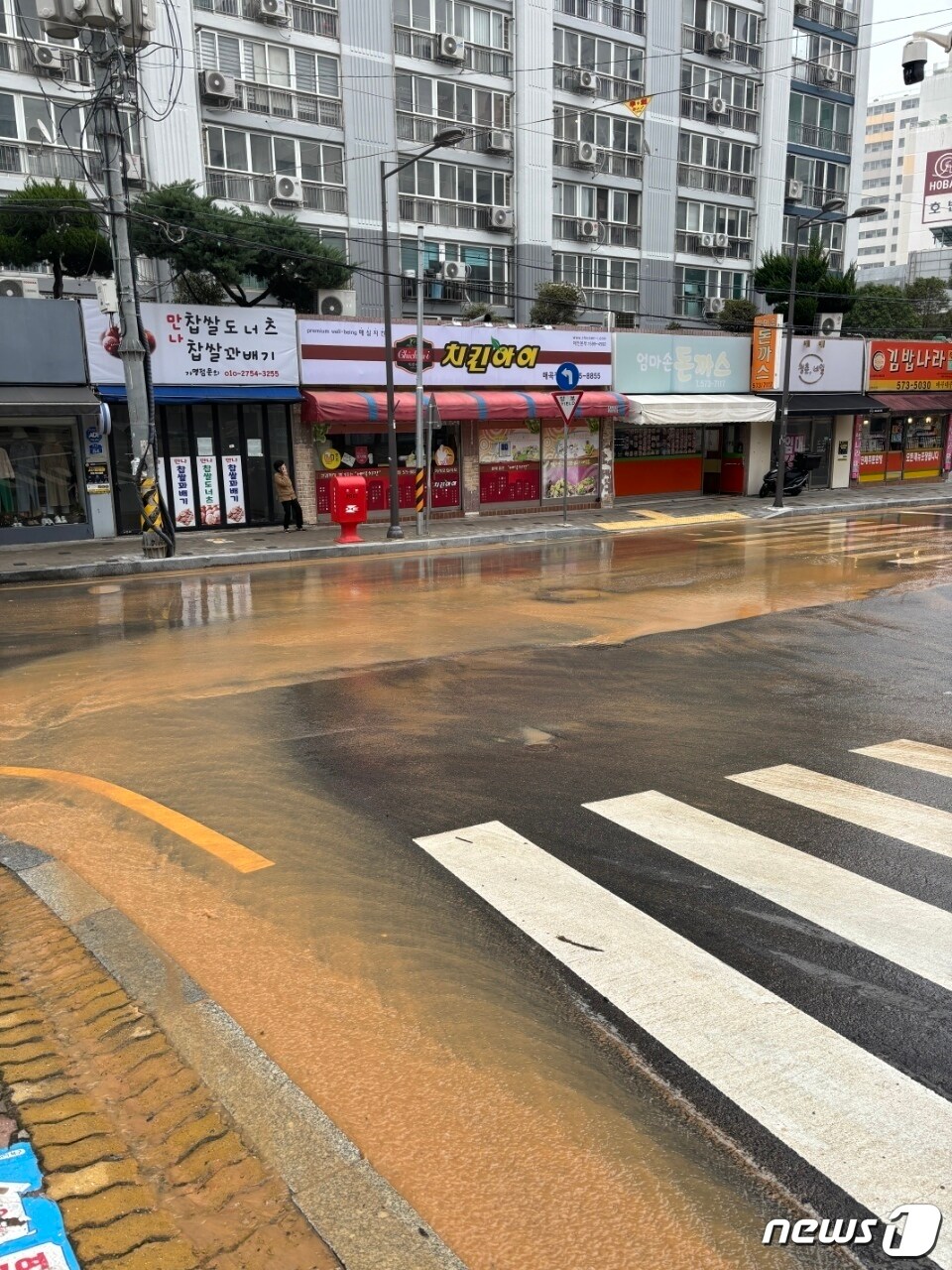 5일 오전 9시쯤 광주 북구 매곡동 일대에 하수도관이 파열돼 물이 새어나오고 있다.&#40;광주 북구 제공&#41;2024.4.5/뉴스1 