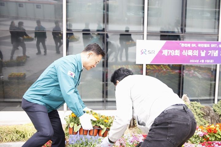 이종국 SR대표이사가 식목일을 맞이해 수서역 화단 조성에 나서고 있다.&#40;SR 제공&#41;