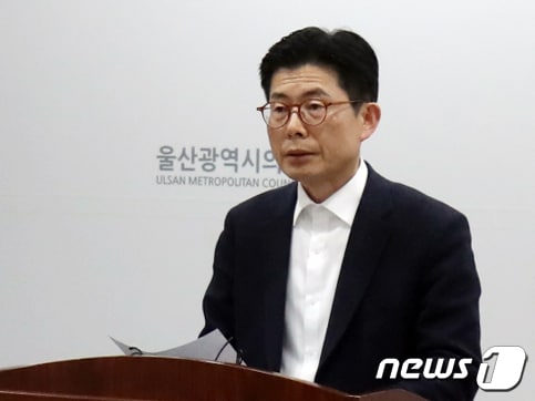 무소속 허언욱 울산 남구갑 후보가 5일 울산시의회 프레스센터에서 기자회견을 열어 후보직 사퇴를 선언하고 있다. 2024.4.5/뉴스1 ⓒ News1 조민주 기자