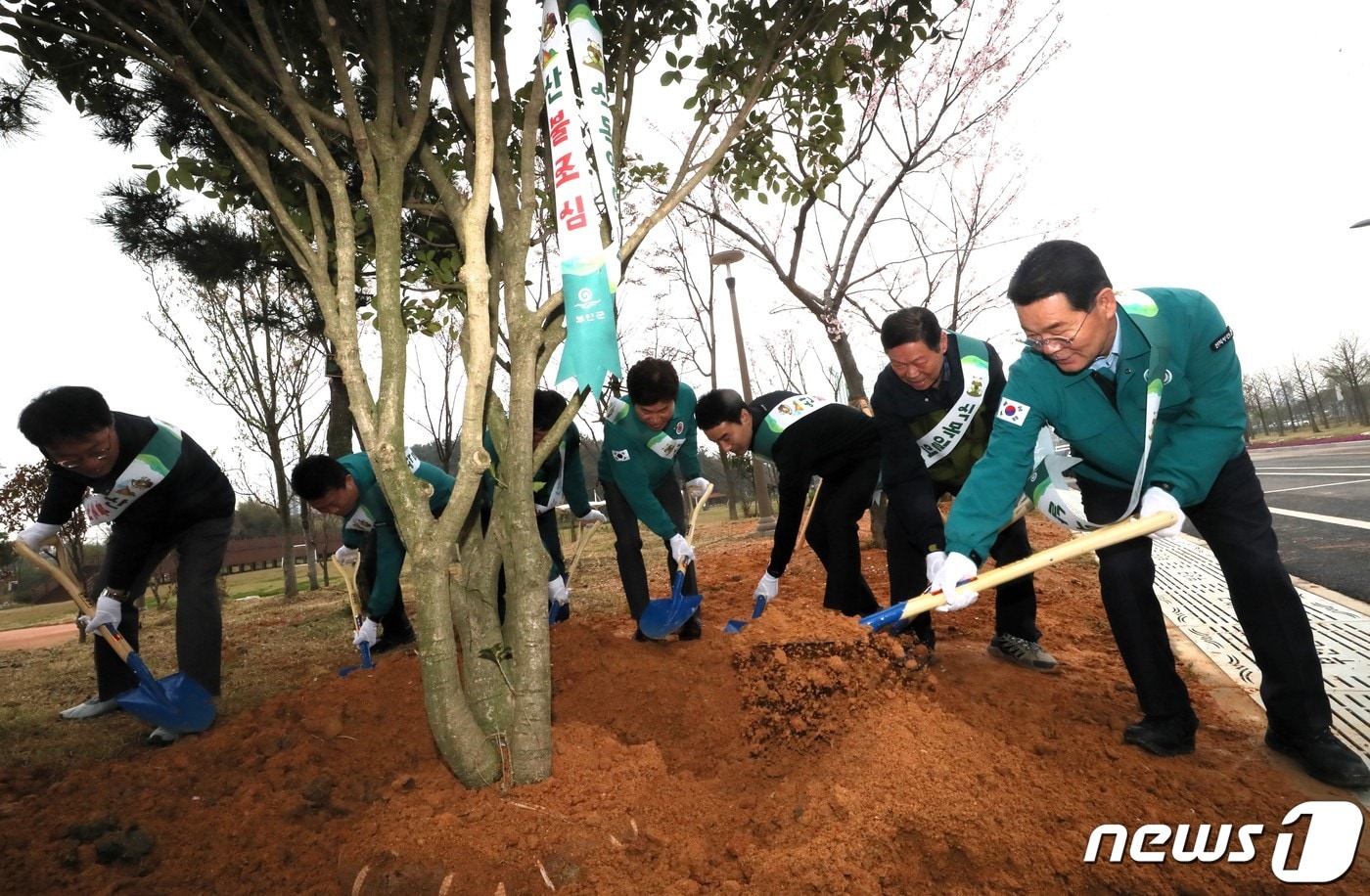  부안군이 5일 해뜰마루 지방정원에서 제79회 식목일 기념 나무심기 행사를 개최했다. 권익현 군수가 나무를 심고 있다.&#40;부안군 제공&#41;2024.4.5/뉴스1