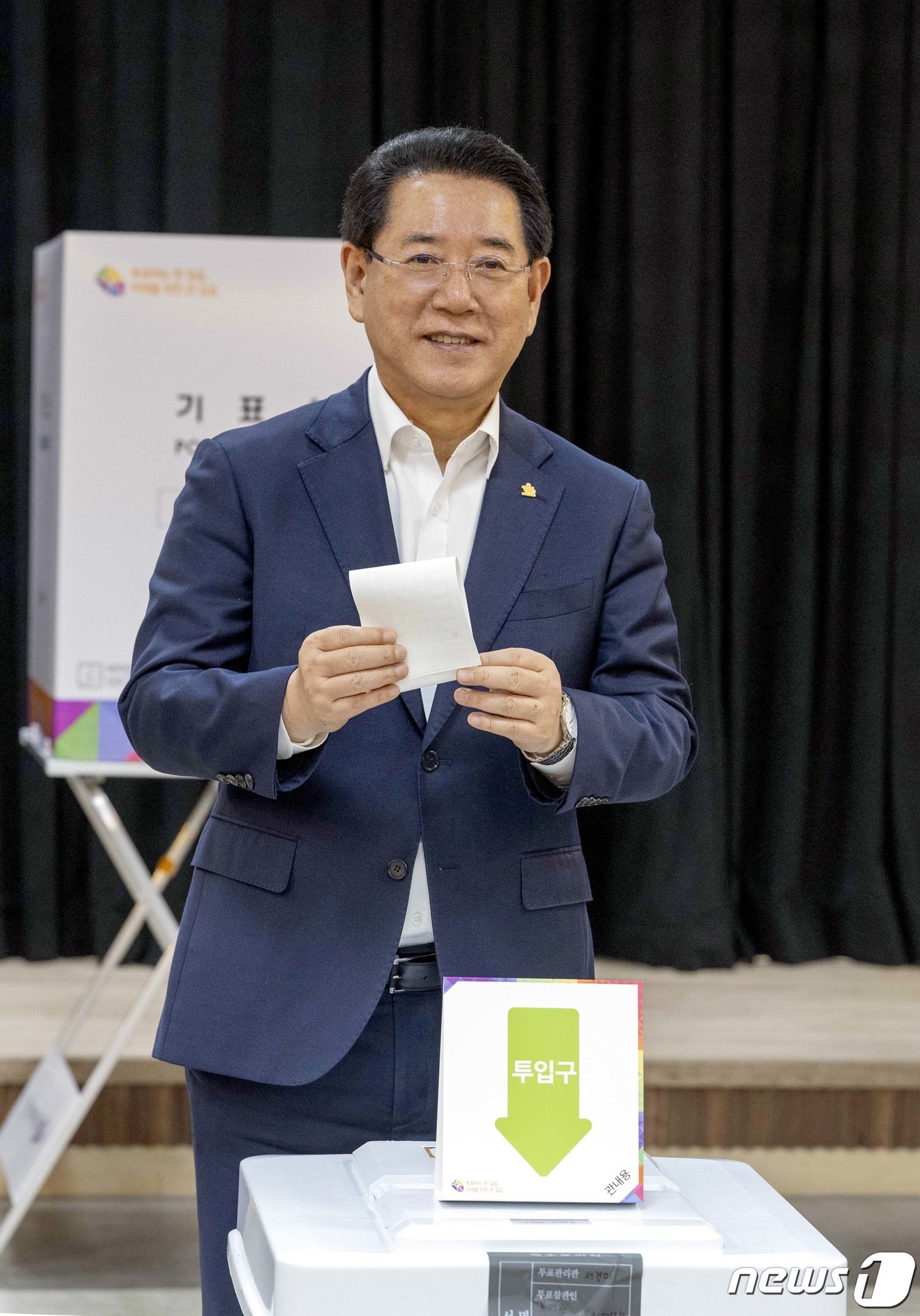 제22대 국회의원선거 사전투표 첫날인 5일 오전 무안군 무안읍 승달문화예술회관에 설치된 무안읍 제4투표소에서 김영록 전라남도지사가 투표를 하고 있다.(광주·전남사진기자단 제공) 2024.4.5/뉴스1