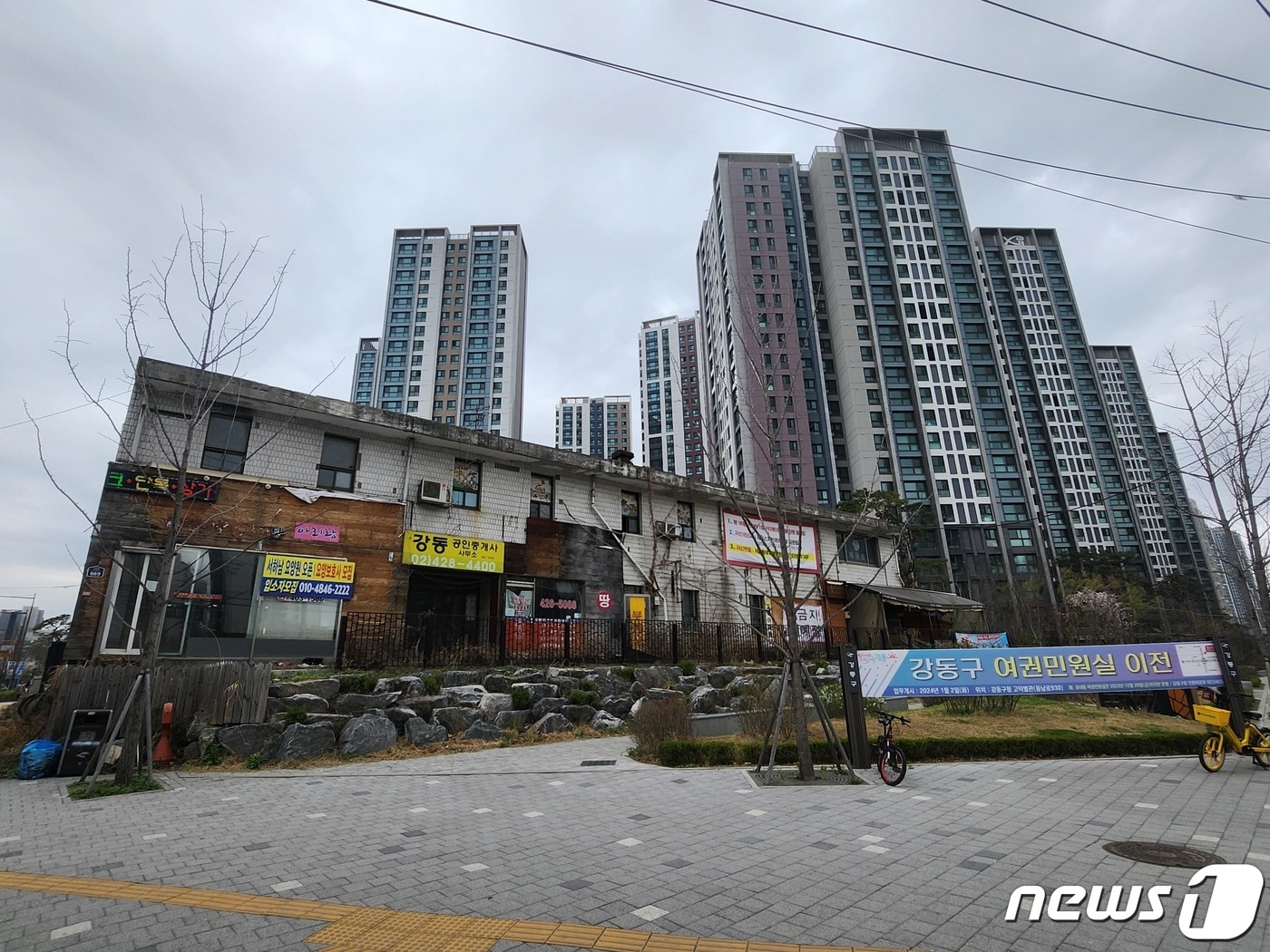 서울 강동구 상일동 '고덕자이' 앞 상가가 공실로 문 닫혀있다. ⓒ News1 전준우 기자