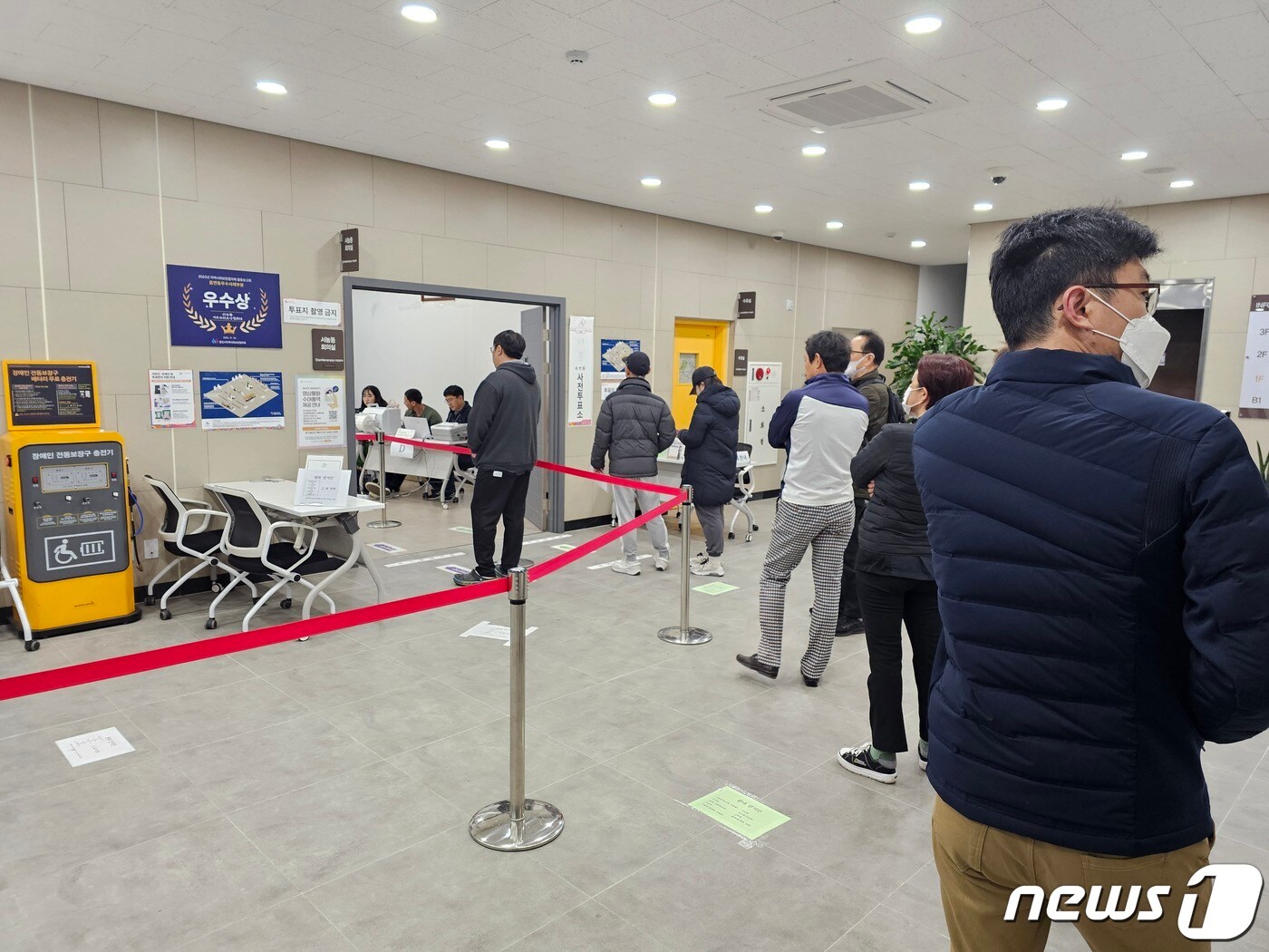 4·10 제22대 국회의원 선거(총선) 사전투표 마지막 날인 6일 오전 6시쯤 용인시 기흥구 서농동 행정복지센터에 유권자가 길게 줄을 늘어서 있다. 2024.4.6/뉴스1 ⓒ News1 김기현 기자
