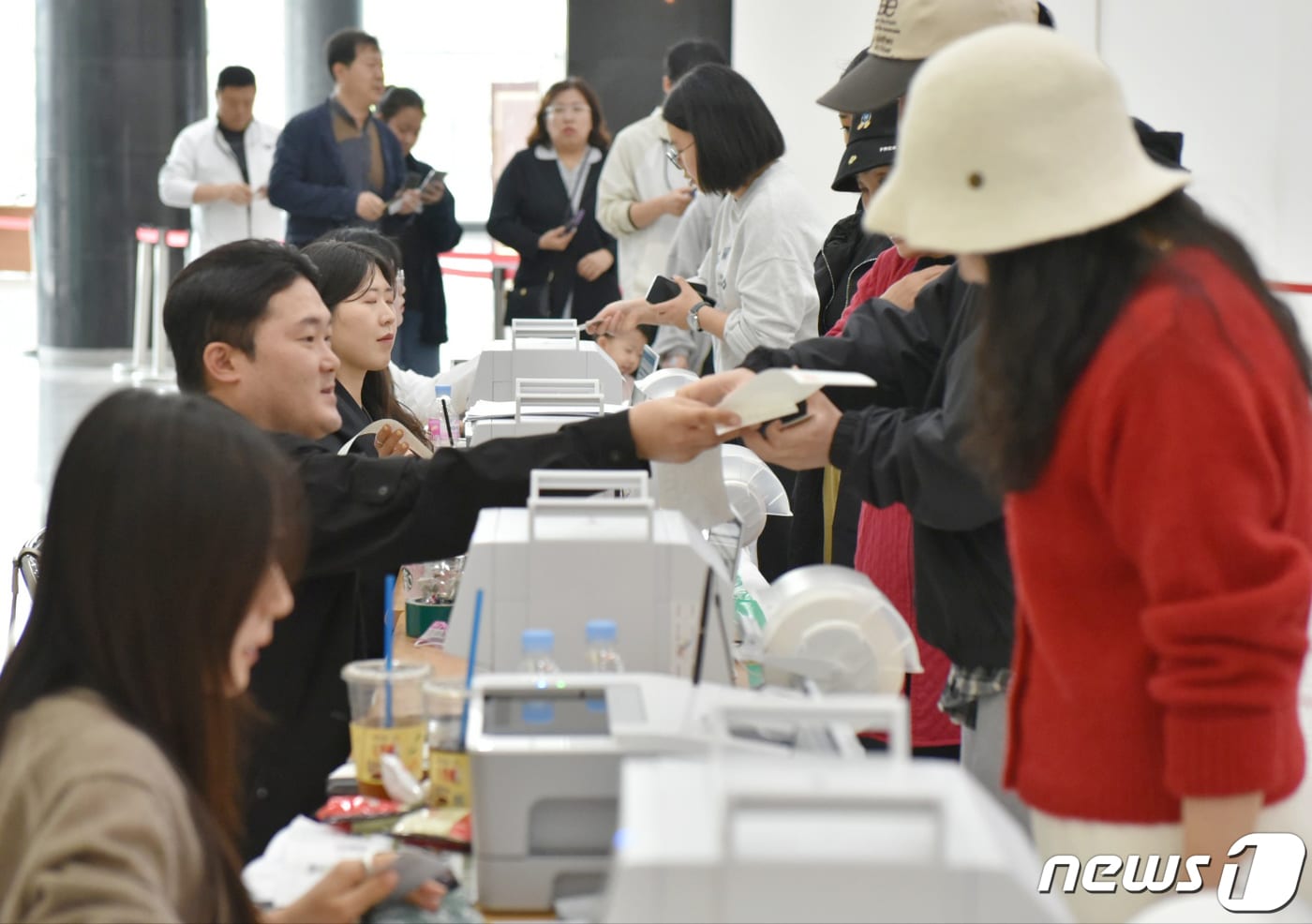 22대 국회의원 선거 사전 투표 둘째 날인 6일 오후 광주 북구 용봉동 사전투표소에서 유권자들이 투표용지를 받고 있다. 2024.4.6/뉴스1 ⓒ News1 김동수 기자