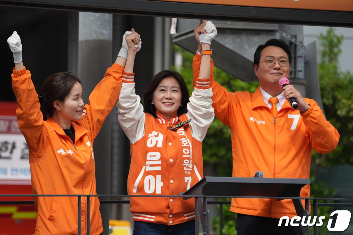 허은아 영등포갑 후보가 서울 영등포구 영등포소방서 앞에서 지지를 호소하고 있다. (개혁신당 제공) 2024.4.6/뉴스1 ⓒ News1 송원영 기자