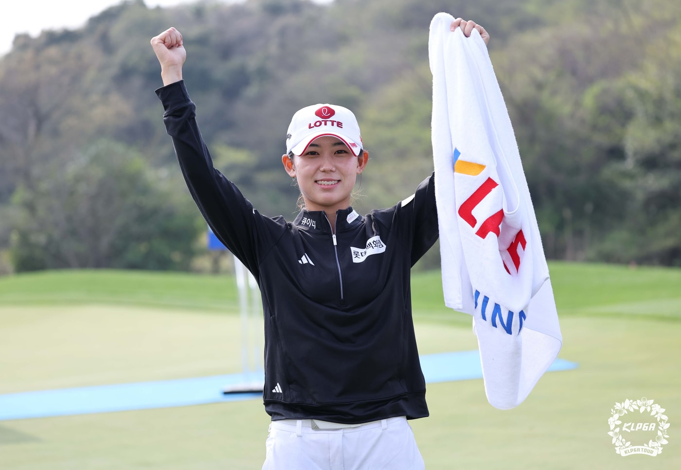 7일 제주 서귀포시 테디밸리 골프리조트에서 열린 KLPGA 투어 두산건설 위브 챔피언십에서 우승을 차지한 황유민이 두팔을 들어올리고 있다.(KLPGT 제공)2024.4.7/뉴스1