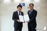 양성광 KBSI 원장&#40;왼쪽&#41;과 신승환 오창 다목적방사광 구축사업 단장이 기념촬영을 하고 있다. &#40;KBSI 제공&#41;/뉴스1