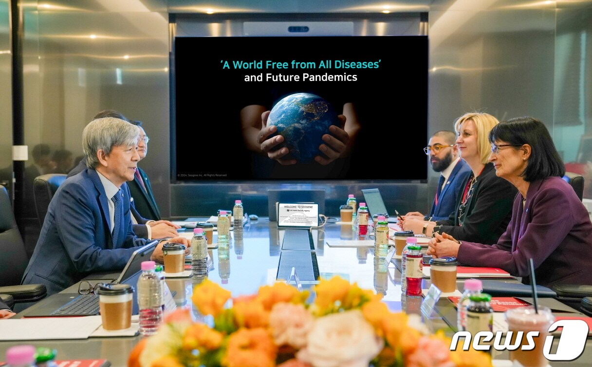 제니 해리스(Jenny Harries) 영국 보건안보청장(맨 오른쪽)이 지난달 27일 서울 송파구 씨젠 본사를 방문해 천종윤 씨젠 대표(맨 왼쪽)와 '질병없는 세상'을 구현하기 위한 방안을 논의하고 있다.(씨젠 제공)/뉴스1ⓒ 뉴스1