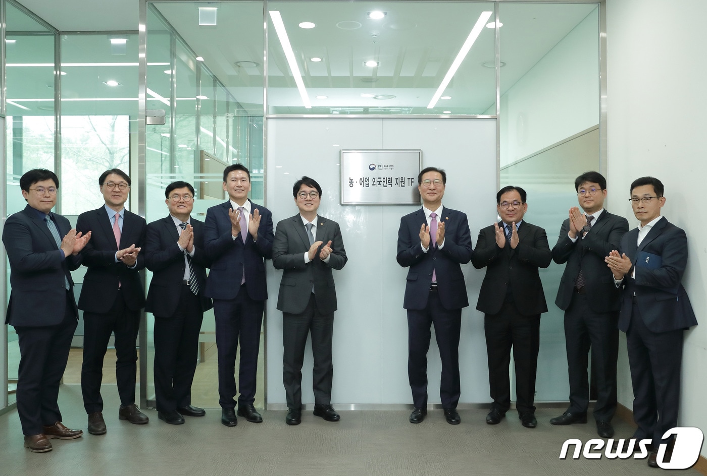 박성재 법무부 장관&#40;우측 넷째&#41;이 8일 농림축산식품부, 해양수산부 관계자들과 &#39;농·어업 외국인력 지원 태스크포스&#39; 현판식을 열고 기념촬영을 하고 있다. 2024.4.8./ⓒ 뉴스1&#40;법무부 제공&#41;