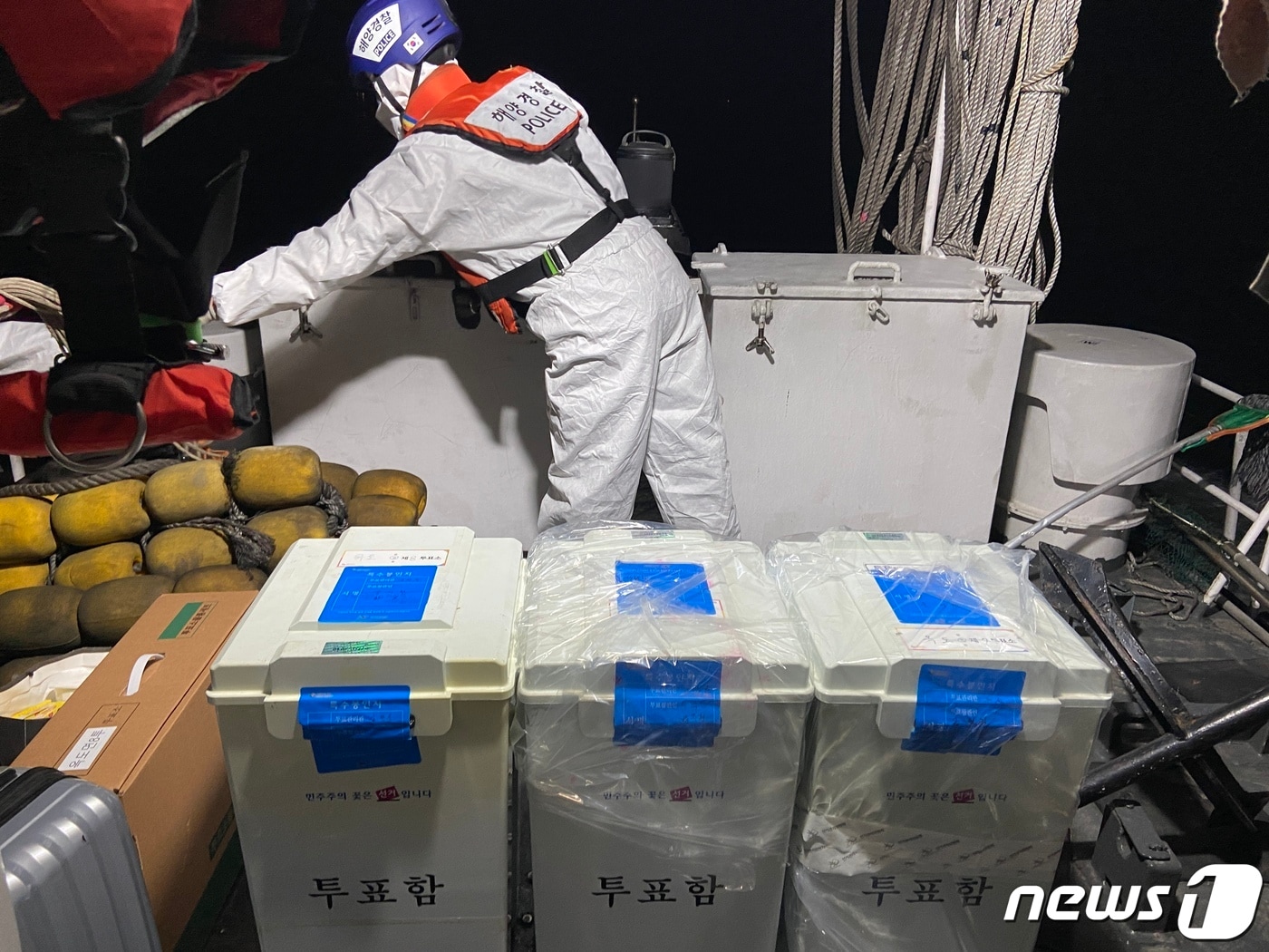 군산해경이 10일 치러지는 제22대 국회의원 선거 투표함 수송을 지원한다.(군산해경 제공) 2024.4.9/뉴스1