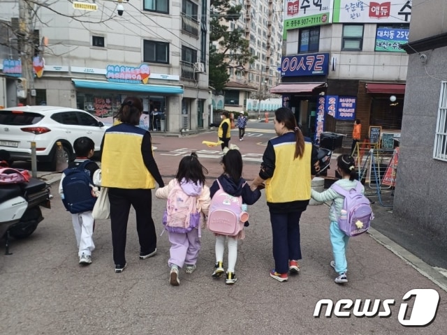 도봉구, 초등학교 하굣길에 교통안전 지도사 배치 (도봉구 제공)