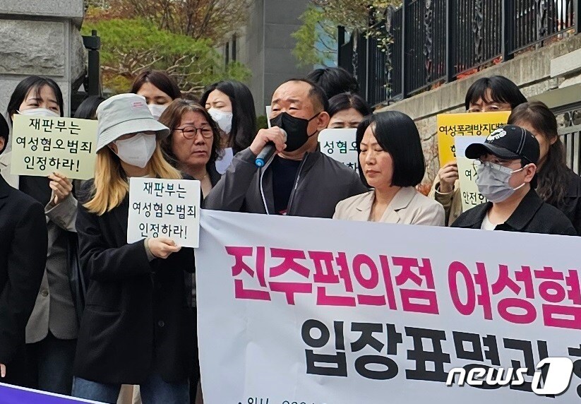 경남 진주에서 머리가 짧다는 등의 이유로 편의점 아르바이트 여성을 무차별 폭행하는 남성을 말리다 자신도 폭행당한 50대 남성이 9일 창원지방법원 진주지원 앞에서 열린 기자회견에서 발언을 하고 있다. 2024.4.9 뉴스1/한송학기자