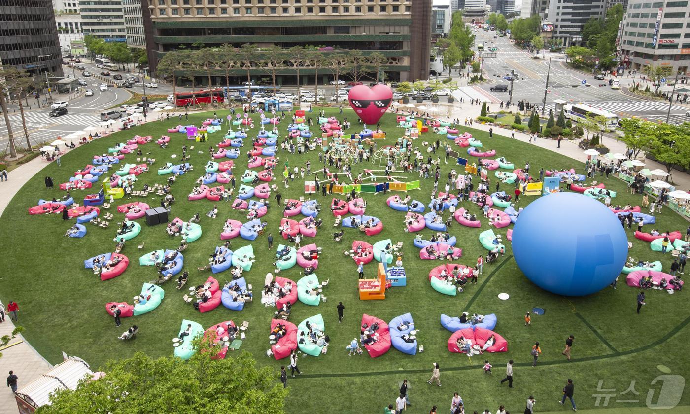 지난달 18일 개장한 '2024 책읽는 서울광장'의 모습.(서울시 제공)