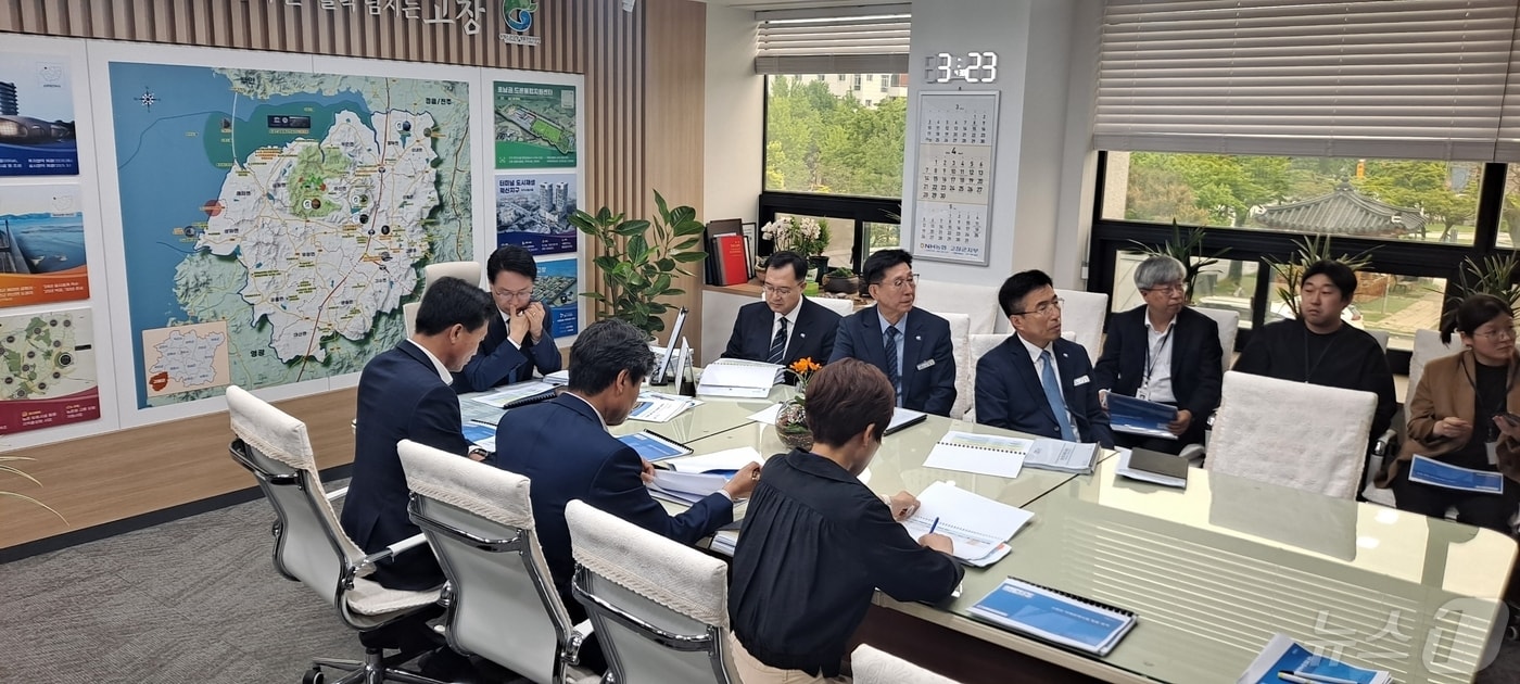 고창군은 30일 오후 심덕섭 군수 주재로 ‘고창군 미래전략사업 발굴용역 최종보고회’와 ‘국가예산 발굴사업 점검회의’를 잇따라 개최했다.&#40;고창군 제공&#41;2024.4.30/뉴스1 