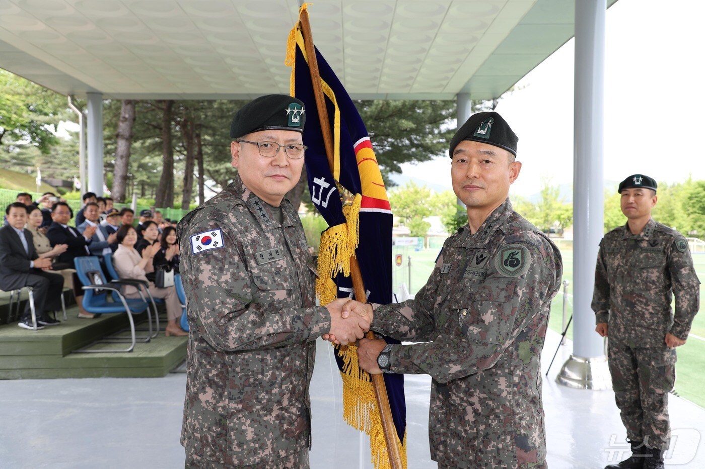 이임수 신임 육군 제55사단장&#40;오른쪽&#41;이 권대원&#40;중장&#41; 지상작전사령부 참모장으로부터 부대기를 받고 있다.&#40;55사단 제공&#41;