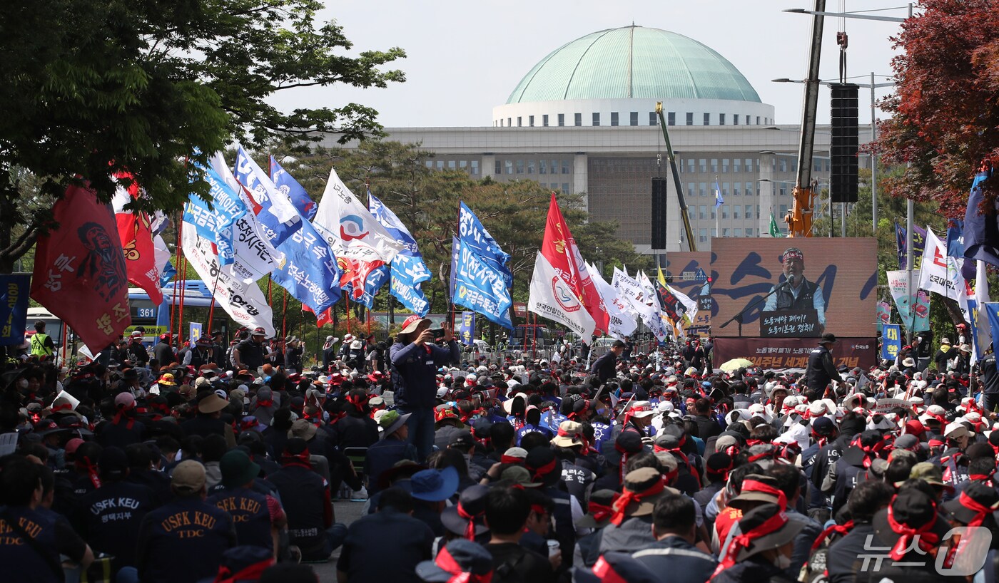 근로자의 날인 1일 서울 여의도 국회 앞에서 열린 &#39;제134주년 세계노동절 기념 한국노총 전국노동자대회&#39;에서 김동명 한국노총 위원장이 발언하고 있다. 2024.5.1/뉴스1 ⓒ News1 이승배 기자
