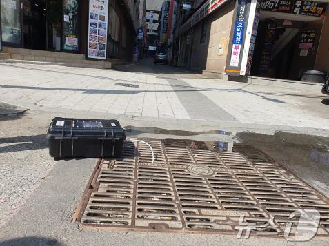 하수구 악취시료채취 장면.&#40;부산시보건환경연구원 제공&#41;