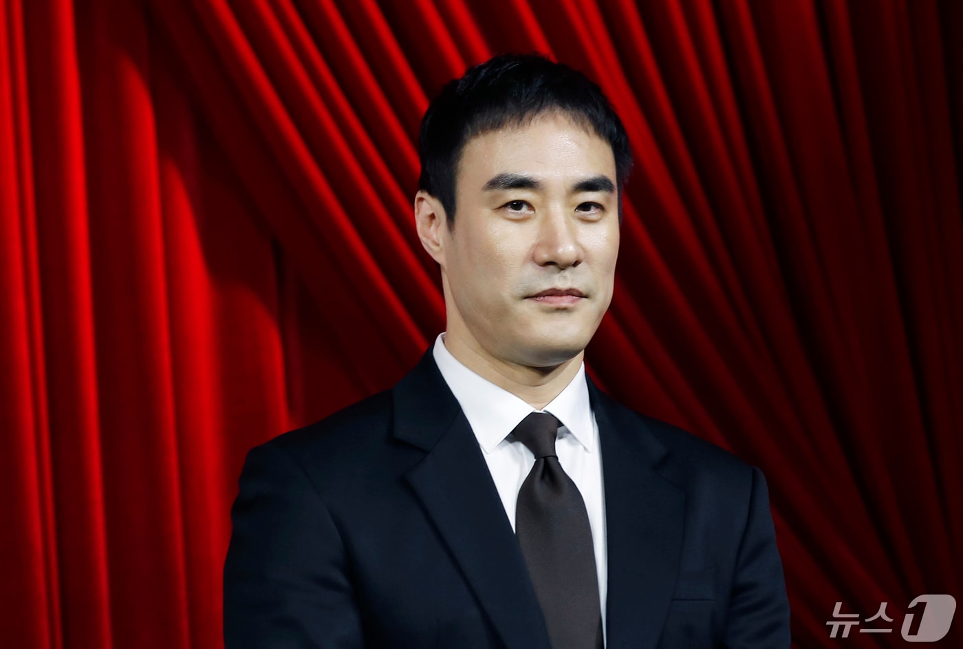배우 배성우가 10일 서울 중구 앰배서더 서울 풀만 호텔에서 열린 넷플릭스 시리즈 ‘더 에이트 쇼(The 8 Show)’ 제작발표회에서 인사를 하고 있다. ‘더 에이트 쇼’는 8명의 인물이 8층으로 나뉜 비밀스런 공간에 갇혀 시간이 쌓이면 돈을 버는 달콤하지만 위험한 쇼에 참가하면서 벌어지는 이야기를 그린 작품이다. 2024.5.10/뉴스1 ⓒ News1 권현진 기자