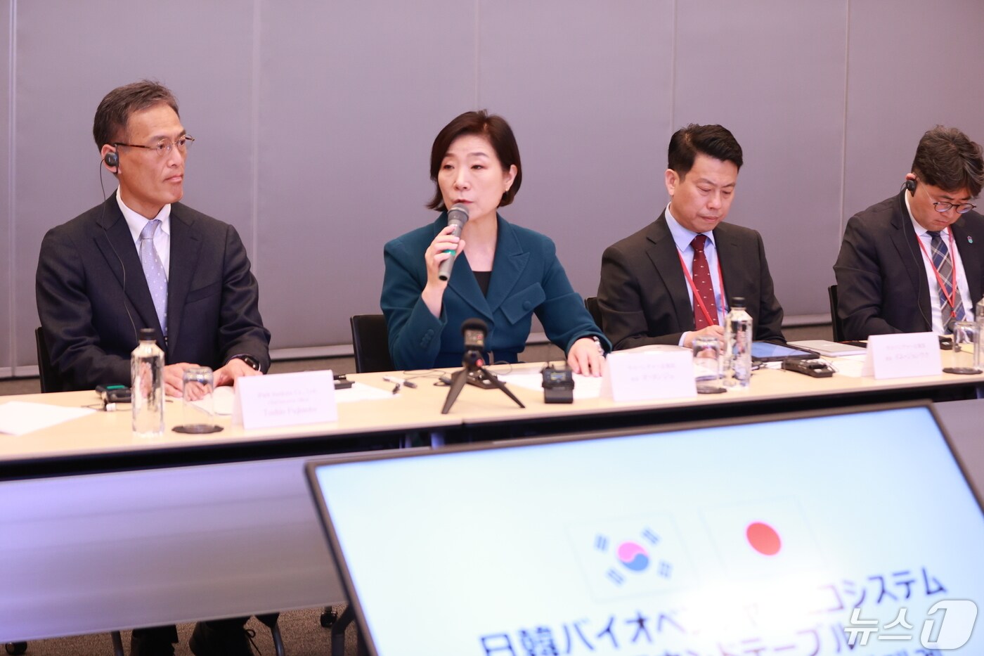 오영주 중소벤처기업부 장관이 일본 쇼난 아이파크(iPark)에서 열린 '한-일 바이오 에코시스템 라운드테이블'에서 인사말을 하고 있다. (중소벤처기업부 제공) /뉴스1