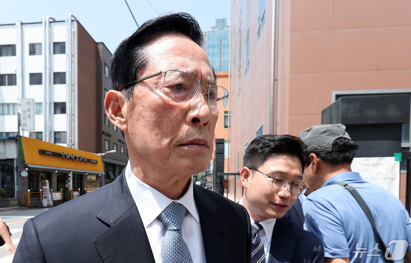 &#39;박근혜 정부 기무사&#39;의 계엄령 검토 문건과 관련한 언론보도를 반박하기 위해 국방부 간부들에게 허위 서명을 강요한 혐의를 받고 있는 송영무 전 국방부 장관이 10일 서울 마포구 서울서부지방법원에서 열린 첫 공판을 마친 후 법정을 나서고 있다. 2024.5.10/뉴스1 ⓒ News1 김성진 기자