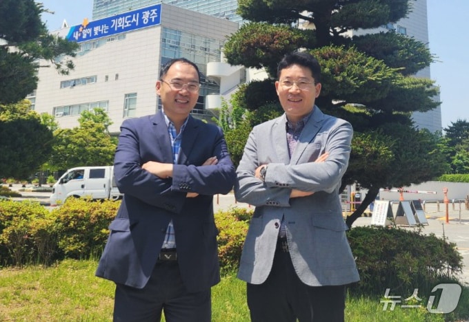 광주시 신활력추진본부 박길현 공간기획팀장(왼쪽)과 종합건설본부 진일 구조물관리팀장.(광주시 제공)/뉴스1 