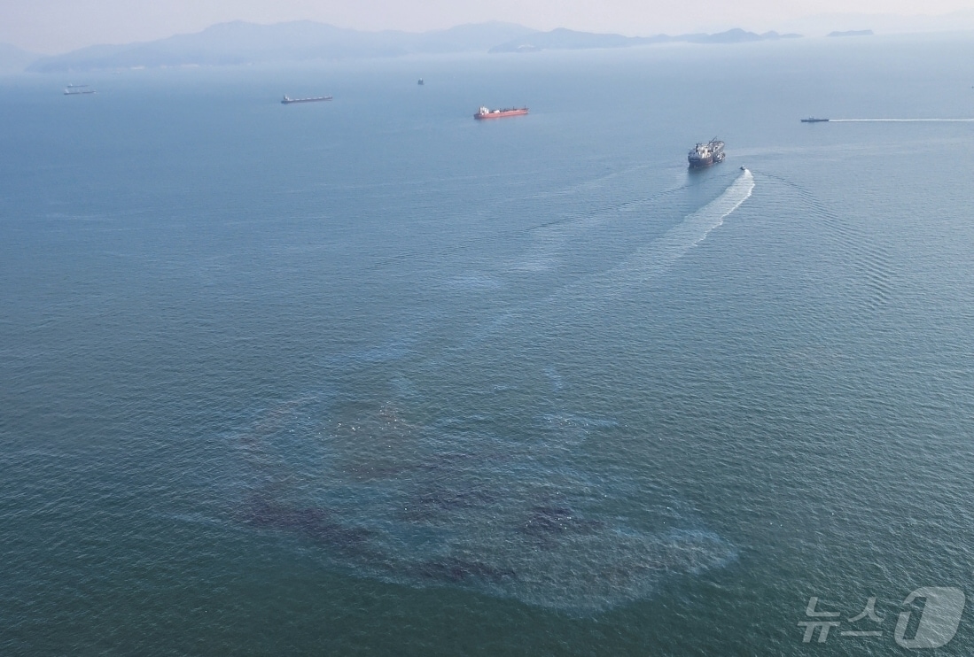 전남 여수 해상에서 선박 기름 유출. 뉴스1 DB