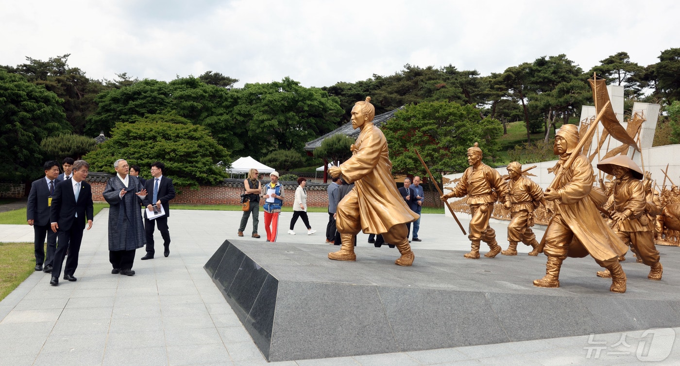 유인촌 문화체육관광부 장관이 11일 전북 정읍시 동학농민혁명기념공원에서 열린 130주년 동학농민혁명 기념식에 앞서 전봉준 동상을 둘러보고 있다. (문화체육관광부 제공) 2024.5.11/뉴스1