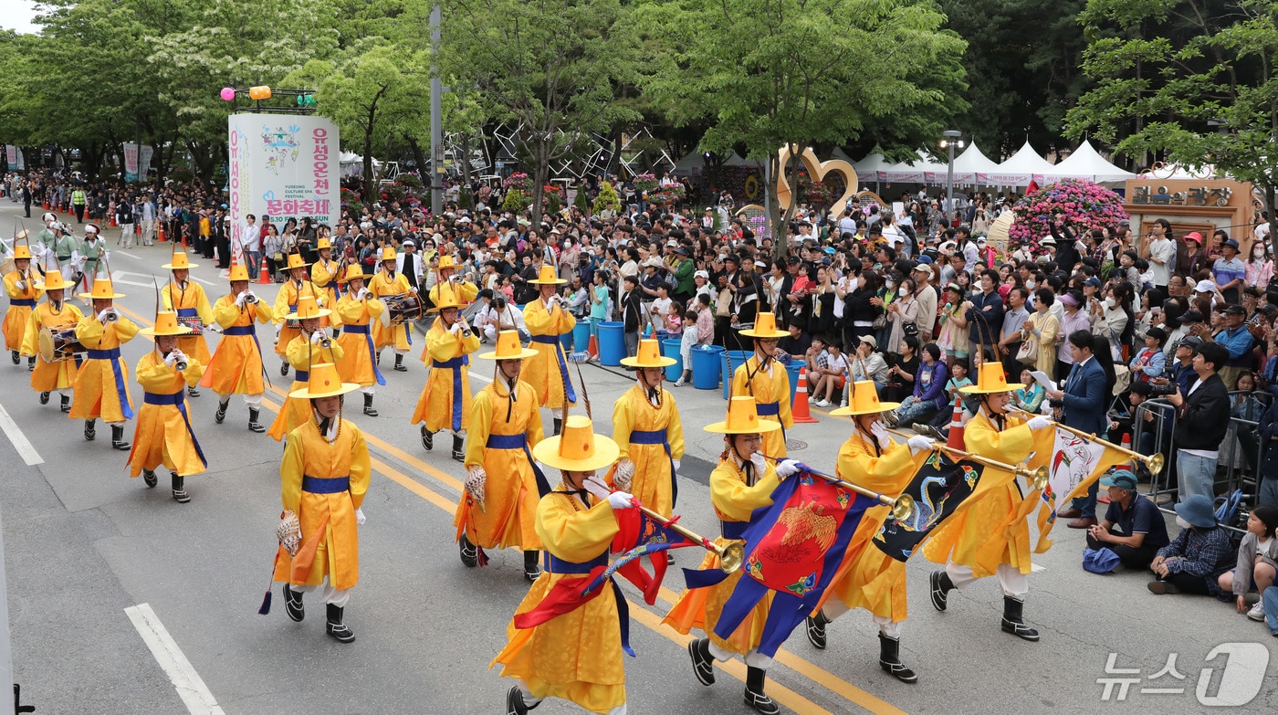 11일 대전 유성구 온천로 일원에서 열린 유성온천문화축제에서 거리 퍼레이드가 펼쳐지고 있다. 2024.5.11/뉴스1 ⓒ News1 김기태 기자