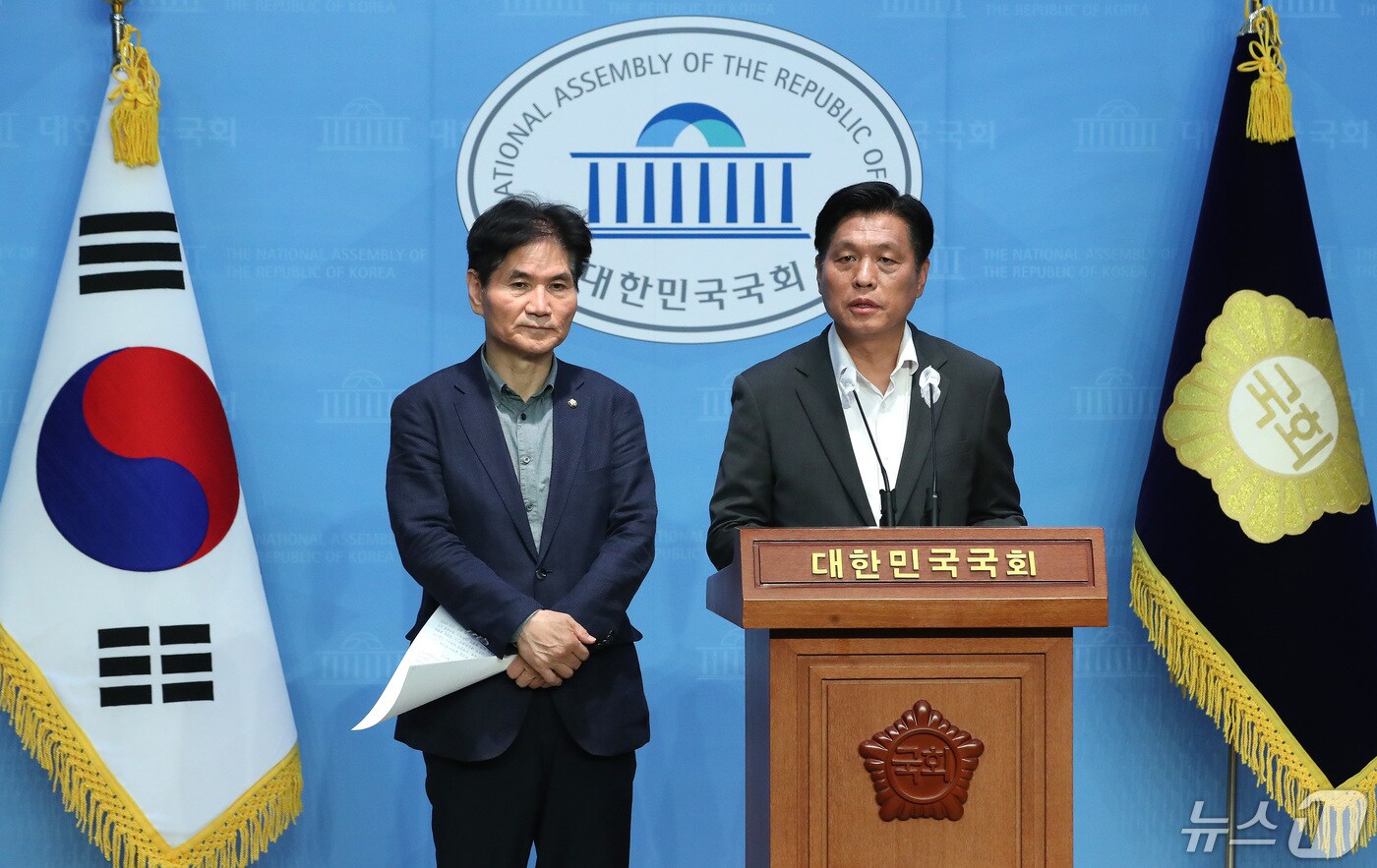 조승래 더불어민주당 소속 국회 과학기술정보방송통신위원회 간사&#40;오른쪽&#41;와 이용선 외교통일위원회 간사가 12일 오후 서울 여의도 국회 소통관에서 일본 네이버 라인 사태 관련 기자회견을 하고 있다. 2024.5.12/뉴스1 ⓒ News1 임세영 기자