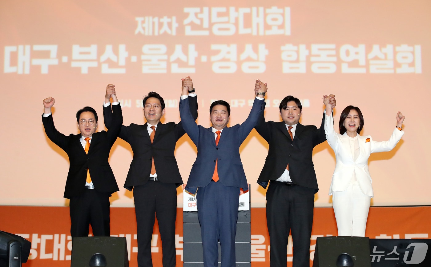 12일 오후 대구 북구 엑스코에서 열린 개혁신당 제1차 전당대회 대구·부산·울산·경상 합동연설회에서 5명의 당대표 후보가 함께 손을 들어 인사하고 있다. 왼쪽부터 천강정, 이기인, 조대원, 전성균, 허은아 후보. 2024.5.12/뉴스1 ⓒ News1 공정식 기자