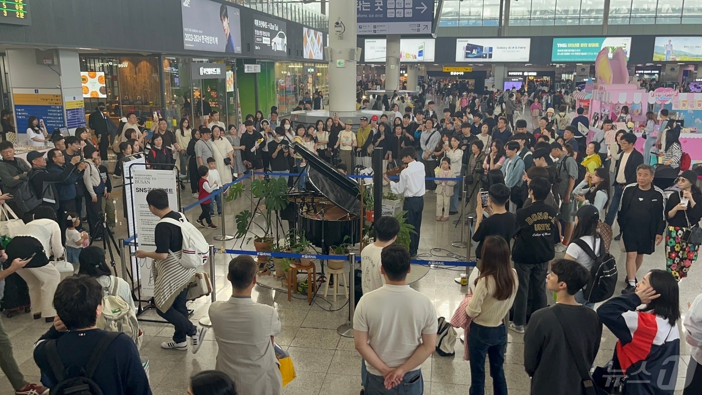 12일 부산역에서 진행된 피아노 공연(부산관광공사 제공)
