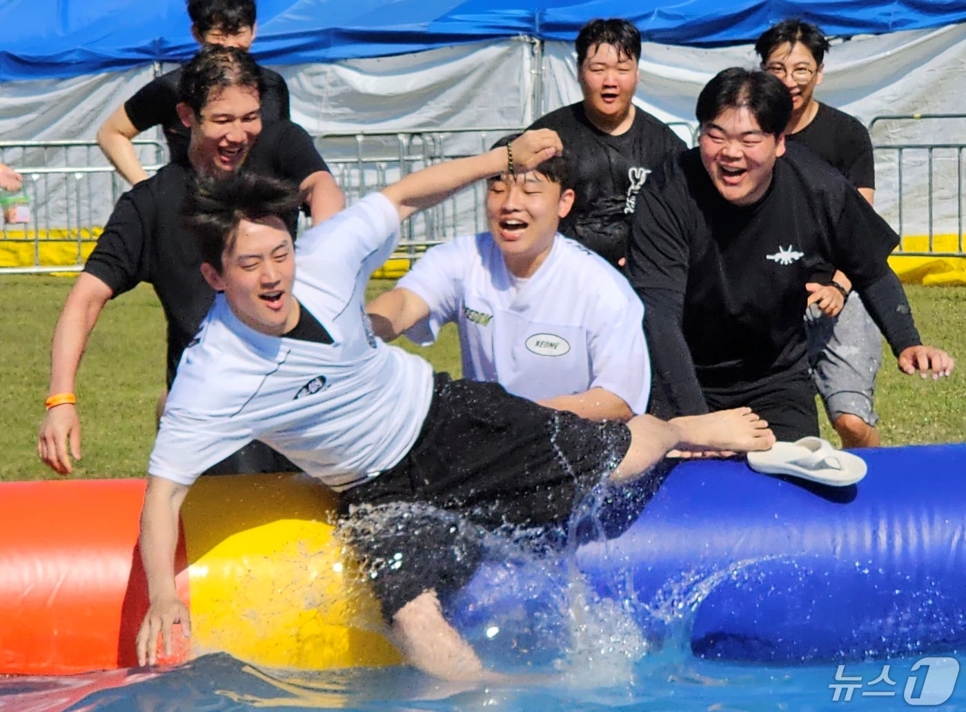 13일 구미대 대운동장에서 열린 '워터 페스티벌'에서 학생들이 수영장에 친구들을 물에 빠뜨리며 즐거운 시간을 보내고 있다. 2024.5.13/뉴스1 ⓒ News1 정우용 기자