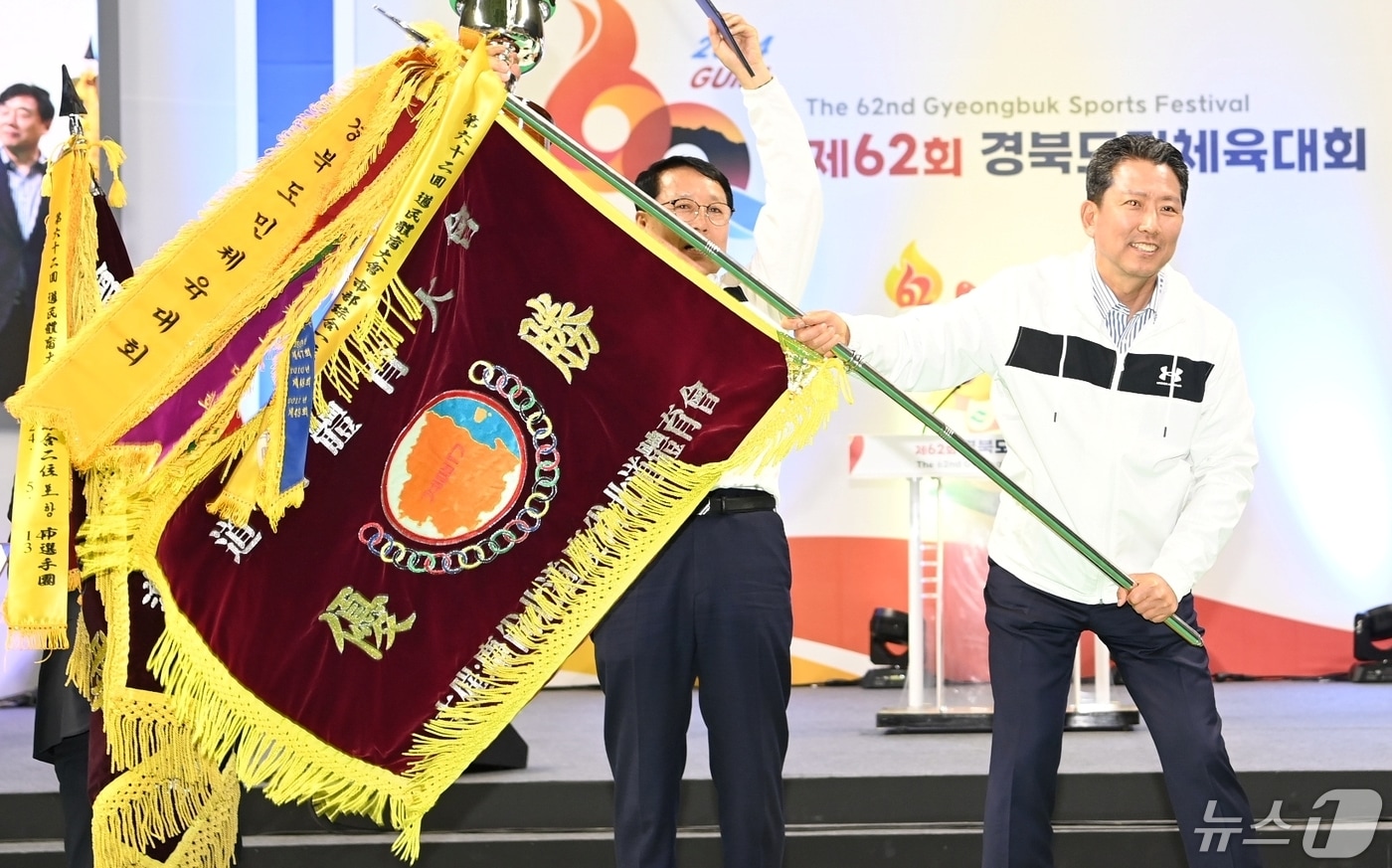 13일 구미시에서 열린 제62회 경북도민체육대회 폐회식에서 김장호 구미시장이 우승기를 흔들고 있다. 구미시는 300개 종목에 960명의 선수단이 도민체전에 참가해 6년만에 종합 우승을 차지했다. &#40;구미시 제공&#41; 2024.5.13/뉴스1 