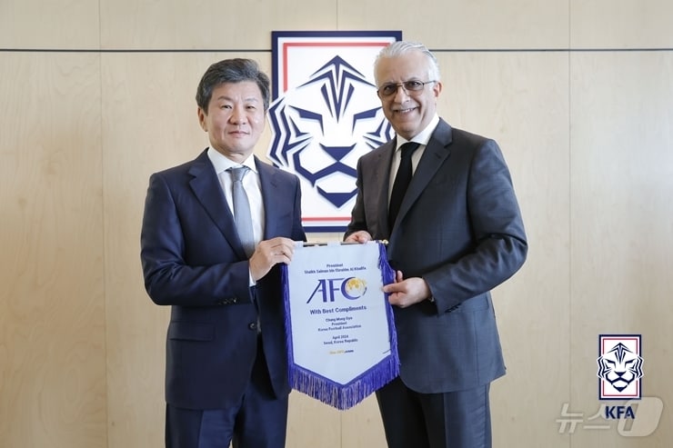 정몽규 대한축구협회장(왼쪽)과 셰이크 살만 AFC 회장(대한축구협회 제공)