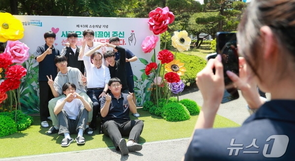 14일 전주제일고 방문한 서거석 전북자치도교육감이 학생들과 기념사진을 찍고 있다.&#40;전북교육청 제공&#41;/뉴스1