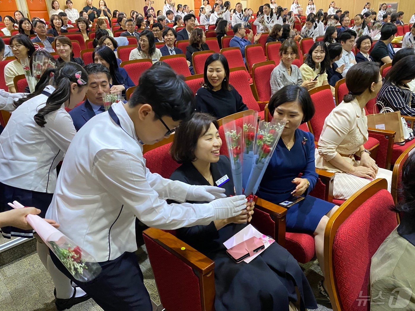  14일 대전교육청 대강당에서 한 학생이 교사에게 카네이션을 전달하고 있다. 2024.5.14/뉴스1 ⓒ News1 허진실 기자 