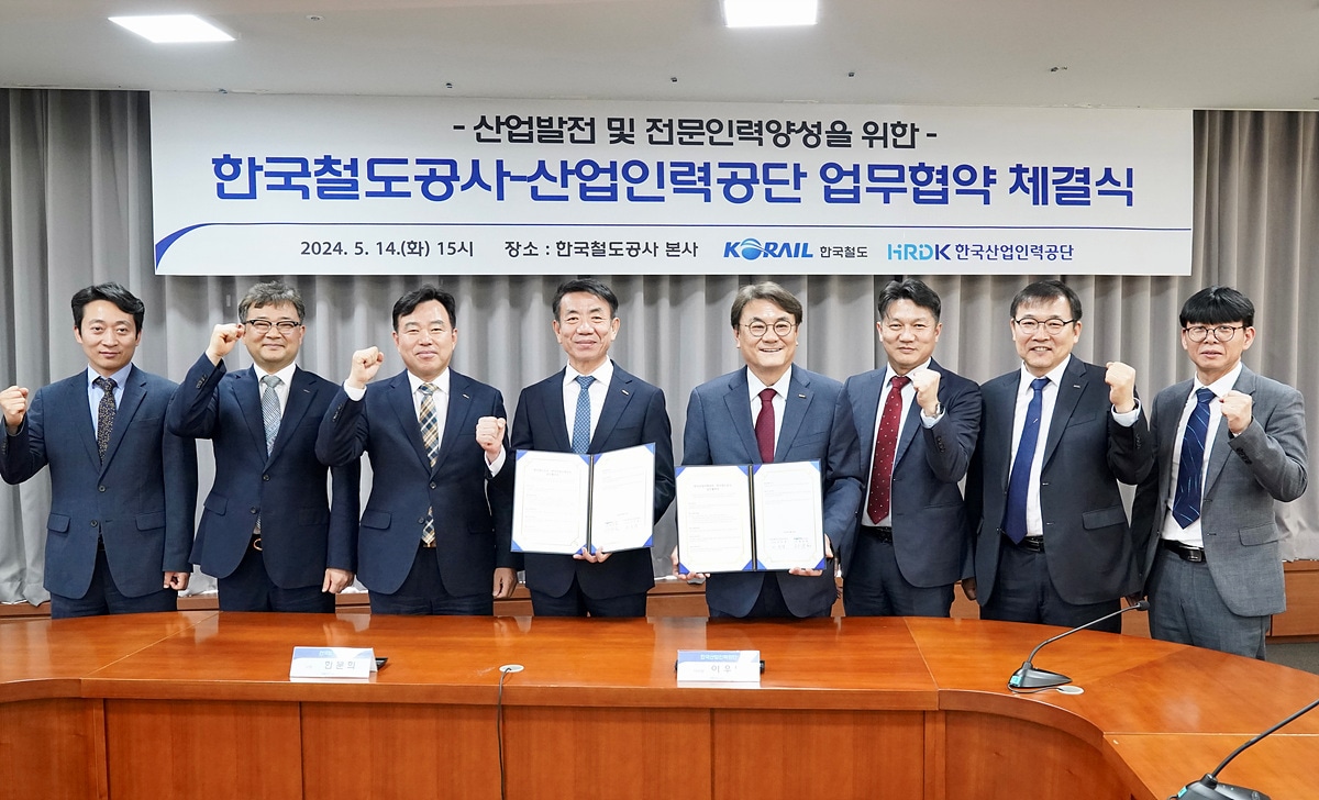 14일 대전사옥에서 열린 산업발전 및 전문인력 양성을 위한 업무협약 체결식 후 참석자들이 기념 촬영을 하고 있다. 사진 왼쪽에서 네 번째 한문희 코레일 사장, 다섯 번째 이우영 산업인력공단 이사장./코레일 제공