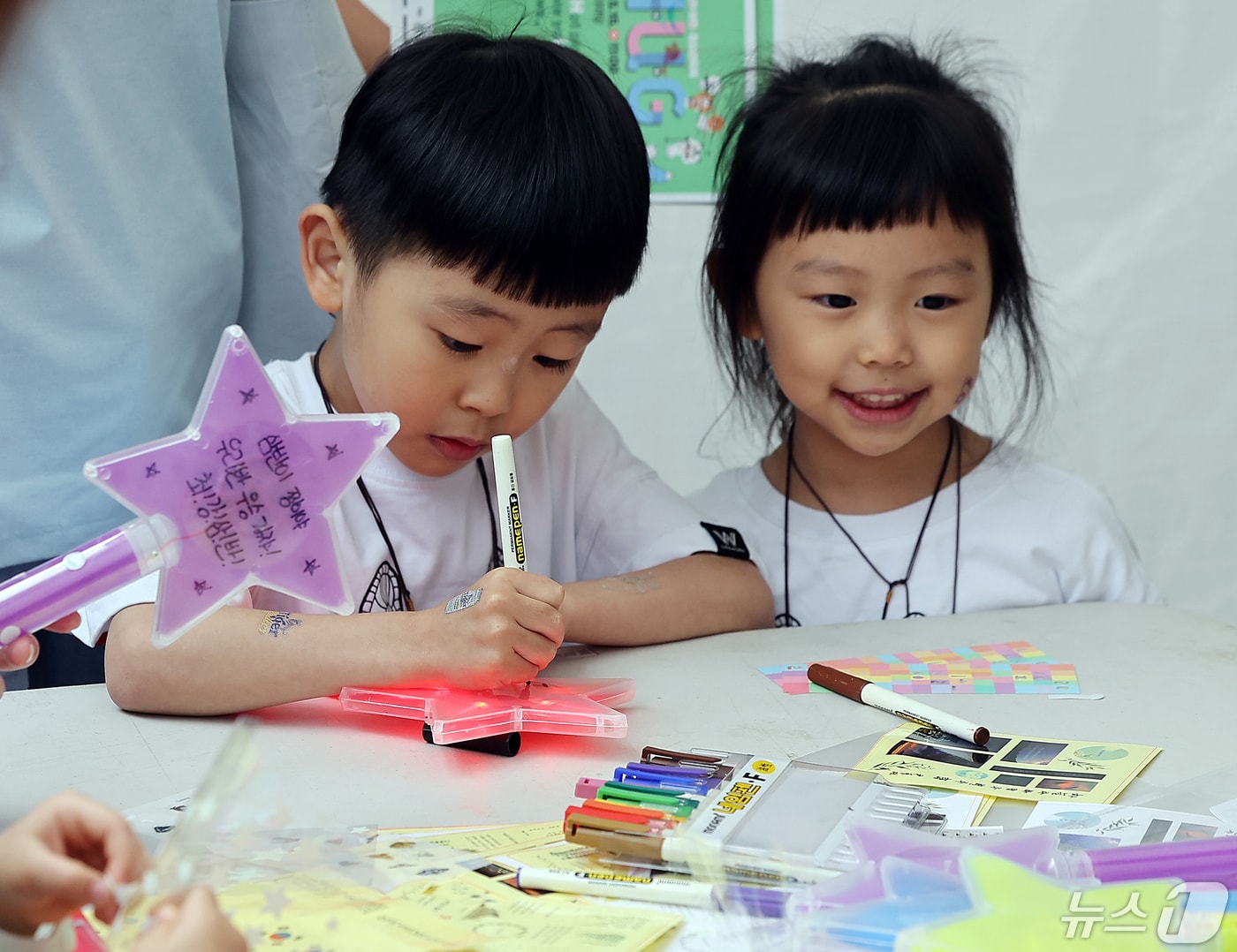 서울 송파구 서울놀이마당에서 열린 아동청소년축제 ‘허그’를 찾은 어린이들이 반짝반짝 응원봉 만들기 체험을 하고 있다. 2024.5.15/뉴스1 ⓒ News1 김진환 기자
