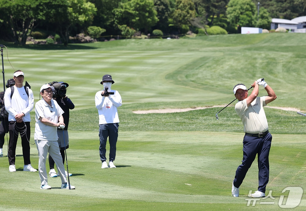 최경주가 2024년 5월15일 제주 서귀포 핀크스 콜프클럽에서 열린 한국프로골프투어(KPGA) SK텔레콤 채리티 오픈(자선경기)에서 10번홀 세컨 아이언샷을 하고 있다. (SK텔레콤 제공) 2024.5.15/뉴스1