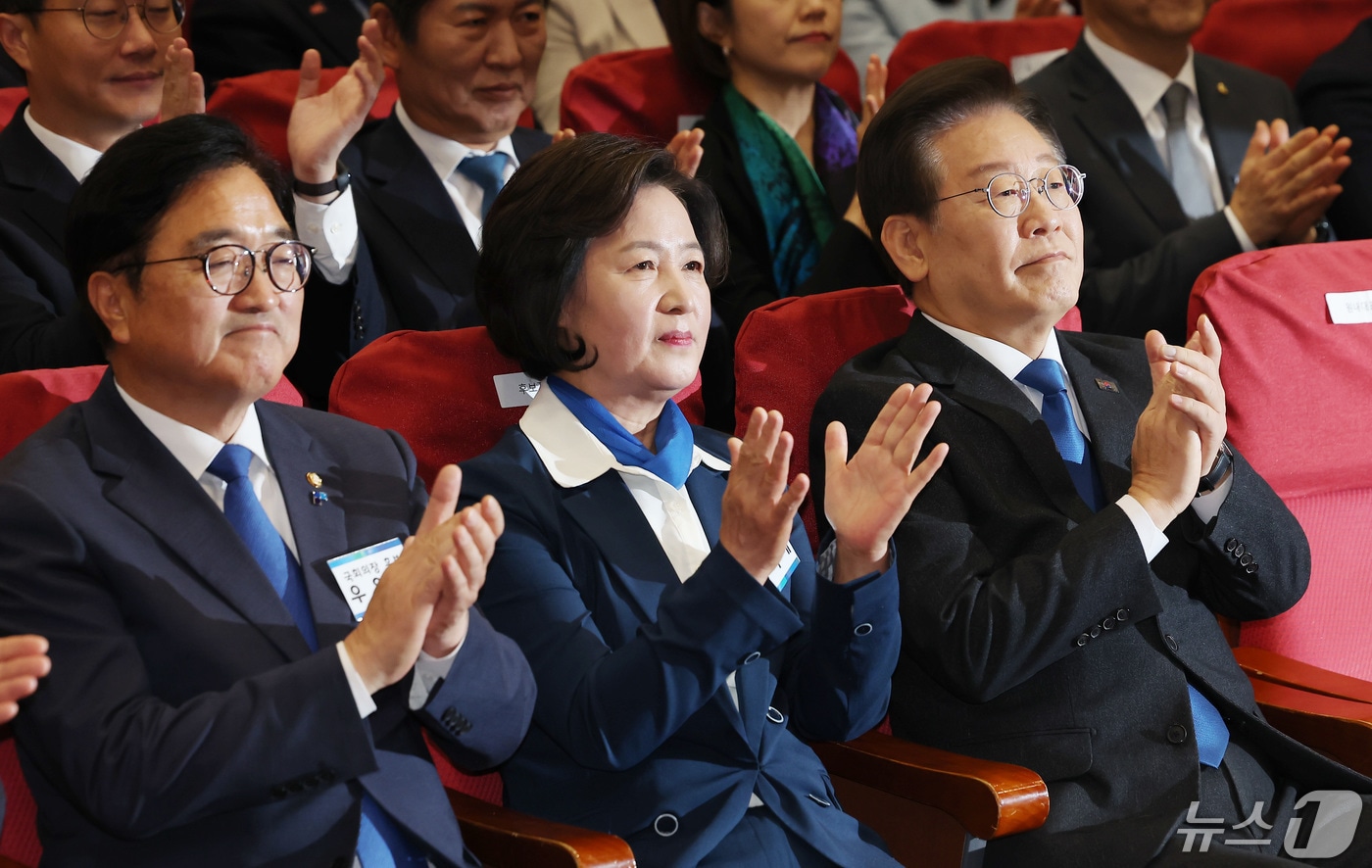 이재명 더불어민주당 대표가 16일 서울 여의도 국회 의원회관에서 열린 제22대 국회 전반기 국회의장단 후보 선출을 위한 더불어민주당 당선자총회에서 국회의장 후보인 추미애, 우원식 후보와 자리해 있다. 2024.5.16/뉴스1 ⓒ News1 김민지 기자