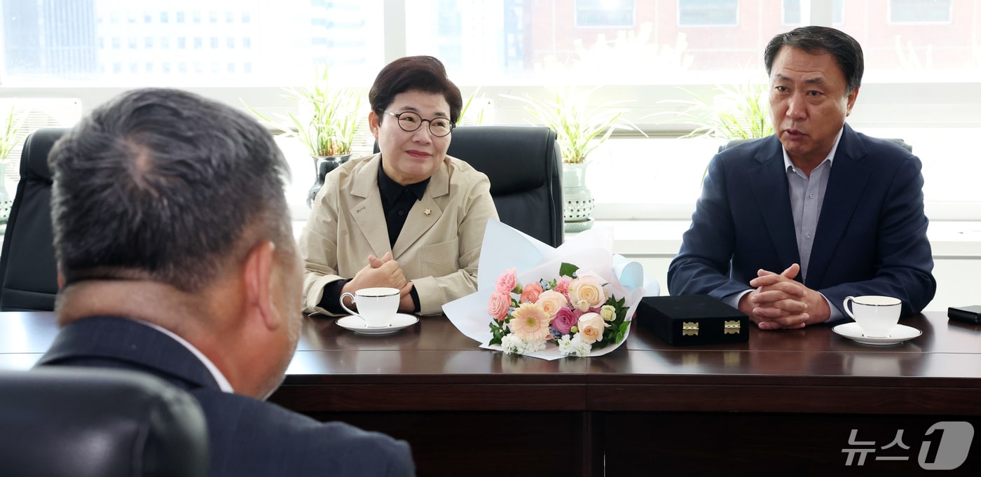 김위상 제22대 국회의원 국민의힘 당선인&#40;오른쪽&#41;이 16일 서울 여의도 한국노총에서 열린 한국노총 출신 국민의힘 당선자 축하간담회에서 인사말을 하고 있다.&#40;사진은 기사 내용과 무관함&#41; 2024.5.16/뉴스1 ⓒ News1 자료 사진