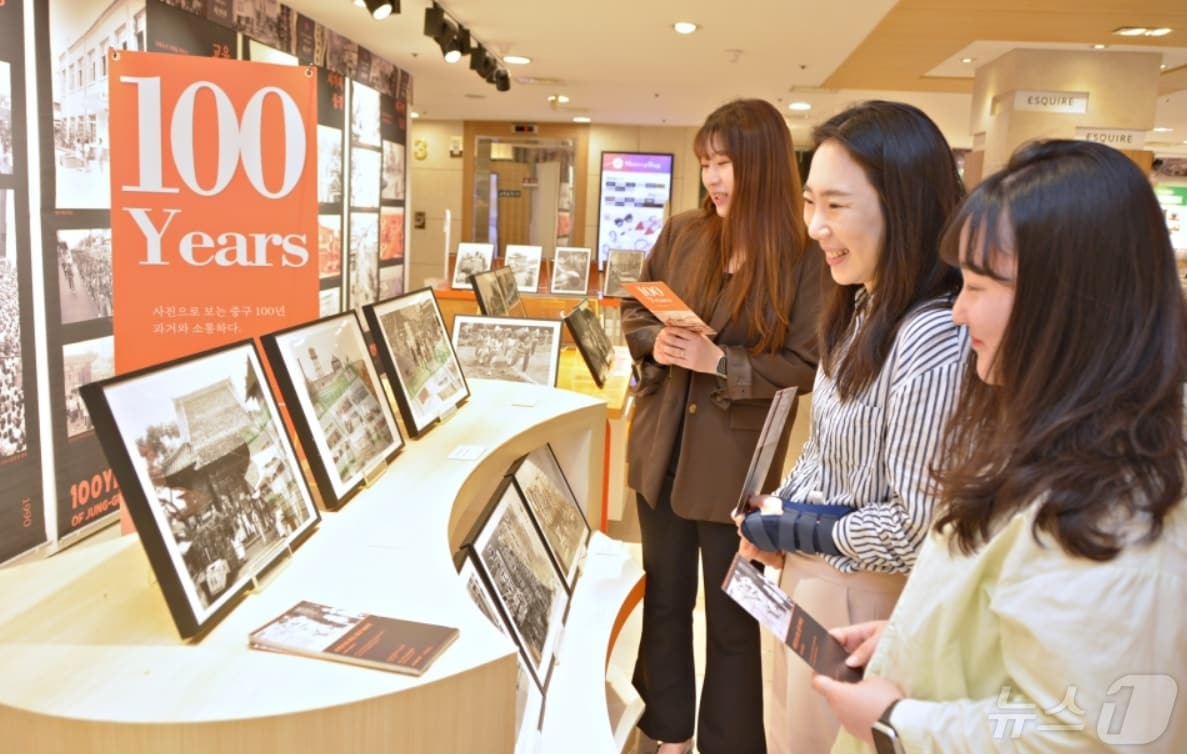 16일 대구백화점 창업 80주년 기념 '특별사진전'이 열리는 대백프라자를 찾은 고객들이 사진을 관람하고 있다.(대구백화점 제공)