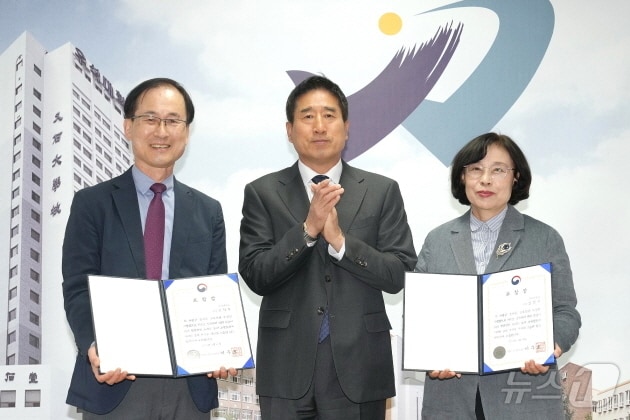 오석흥 진천캠퍼스 부총장(사진 왼쪽)과 정진자 특수교육과 교수(사진 오른쪽)가 제43회 스승의 날을 맞아 부총리 겸 교육부 장관 표창을 받았다.(우석대 제공)/뉴스1