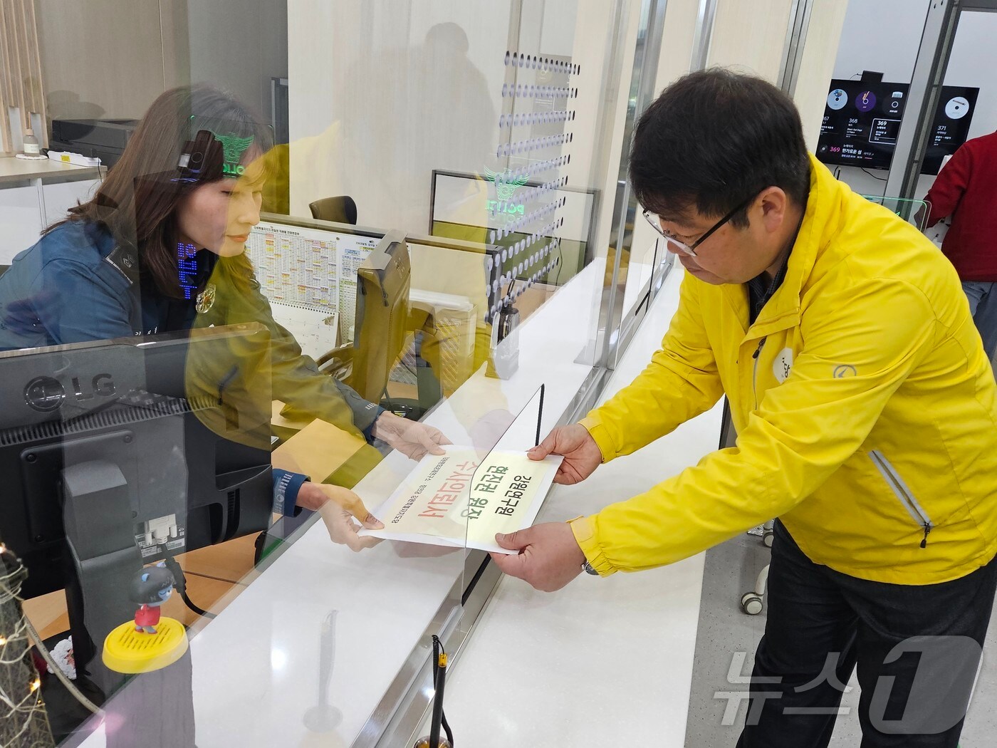 윤민섭 정의당 강원도당 위원장이 16일 강원경찰청 민원실을 찾아 현진권 강원연구원장의 청탁금지법 위반 의혹에 대한 수사의뢰서를 제출하고 있다.2024.5.16 한귀섭 기자